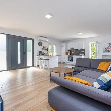 Bungalow-vir-zitna ויר